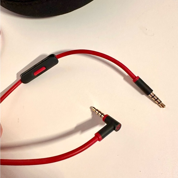 Beats by Dre Solo Wired or Wireless Over-Ear Headphones - Picture 8 of 9